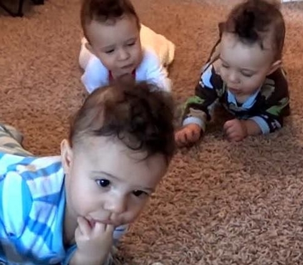 Little Triplet Boys Realize It's Time To Eat, Mom Was Lucky Enough To Record Moment She'll Never Forget - picture 5