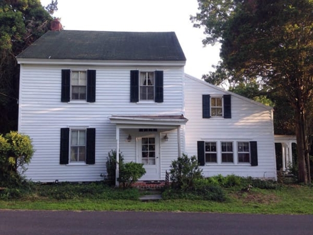 Lonely Elderly Neighbor Faces $3000 A Day In Violations, Then Catches A Couple Secretly Fixing Her House - picture 10