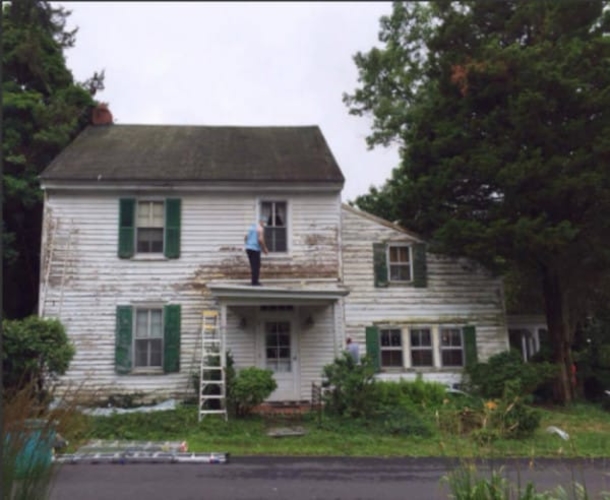 Lonely Elderly Neighbor Faces $3000 A Day In Violations, Then Catches A Couple Secretly Fixing Her House - picture 3