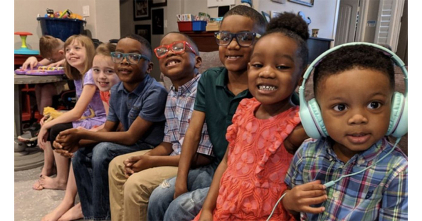 Loving couple adopts 5 siblings separated in foster care so they can stay together - picture 2