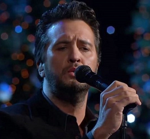Luke Bryan's Rendition Of The Classic Song 'O Holy Night' Has Left The Internet Gasping - picture 4