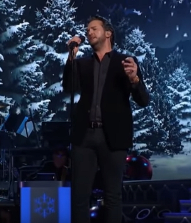 Luke Bryan's Rendition Of The Classic Song 'O Holy Night' Has Left The Internet Gasping - picture 5
