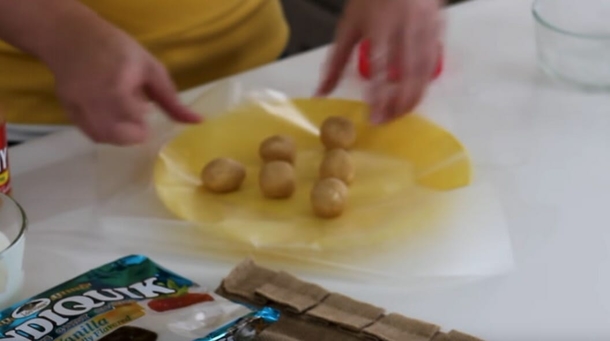 Make these perfect Christmas balls using only 4 ingredients: so delicious that you'll want to make more - picture 3