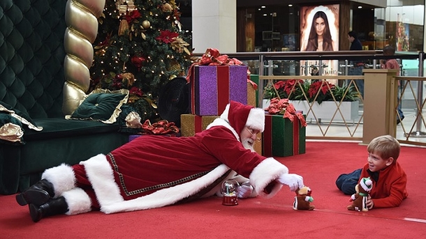 Mall Santa Goes The Extra Mile For Boy With Autism - picture 2