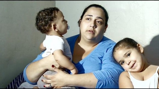 Man Acts Fast When He Sees What Mom Is Doing Inside Motel Room With 3 Kids - picture 3