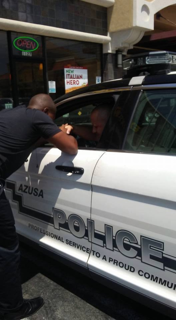 Man Approaches Patrol Car Window, Cop Shocked At What Lands In His Lap - picture 3