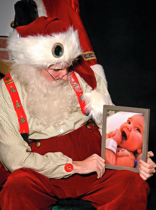 Man Approaches Santa With Strange Request, Onlookers Shocked By What’s In Hand - picture 3
