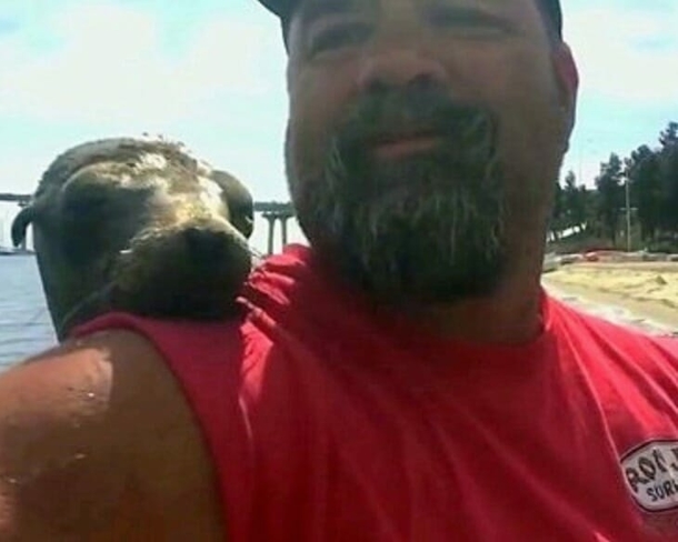 Man Attempts To Take Selfie, Then Gets The Best Surprise He's Ever Recorded - picture 2