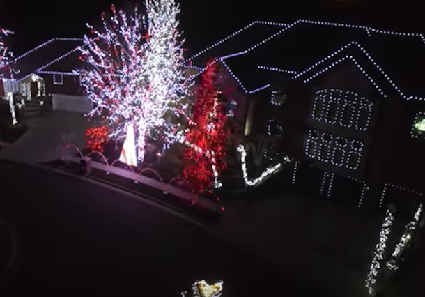 Man Connects Lights To His Piano, Once He Starts Playing, His Performance Leaves The Neighborhood Stunned - picture 2
