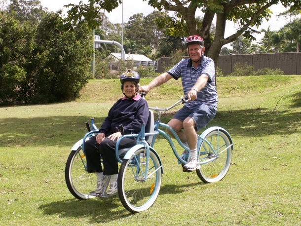 Man created bike chair for wife suffering from Alzheimer's - allows you to take someone with limited mobility for a ride - picture 2