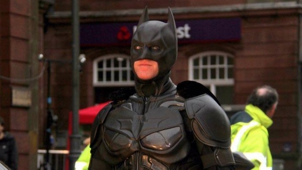 Man Dressed As Batman Is Protecting Kids From This 'Clown Craze' - picture 2