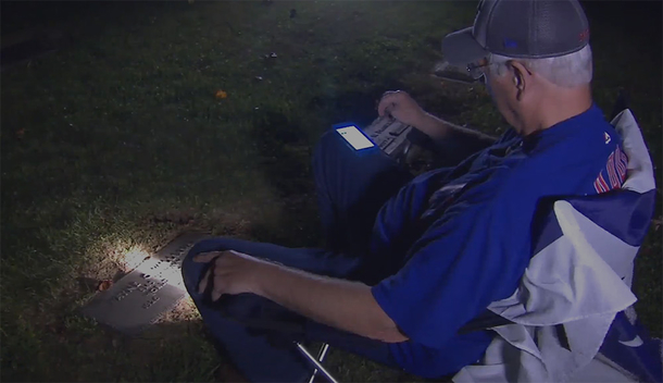 Man Drove 600 Miles To Listen To Cubs Win With His Father At His Grave, Keeping His Promise - picture 3