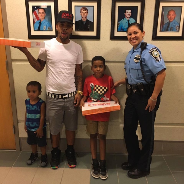 Man Enters A Police Station, Everyone Stops When They See What He Is Holding... - picture 3