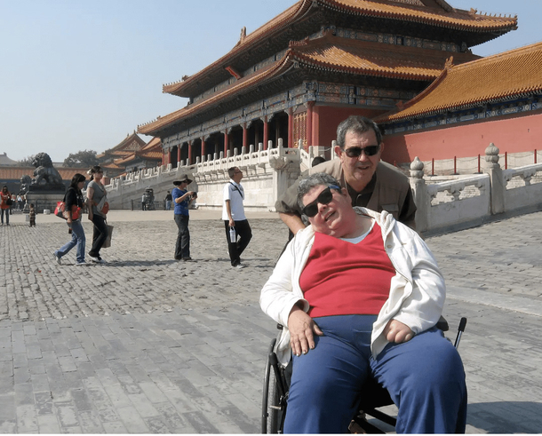 Man goes against doctor’s orders to place paralyzed wife in nursing home, travels the world with her instead - picture 5
