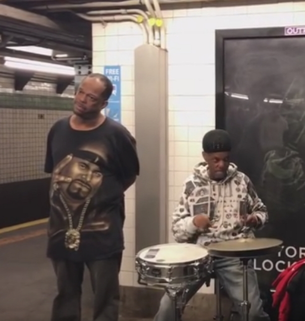 Man Inside Subway Stuns Passengers When They Hear Chilling Rendition Of "Unchained Melody" - picture 2