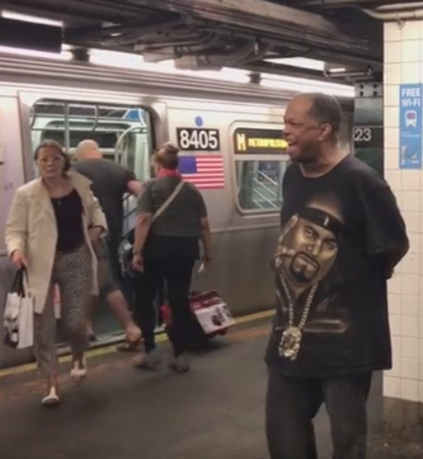 Man Inside Subway Stuns Passengers When They Hear Chilling Rendition Of "Unchained Melody" - picture 5