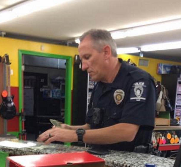 Man Leaves Store After His Card Is Declined. 15 Mins Later He Comes Back With A Cop That Says One Thing - picture 3