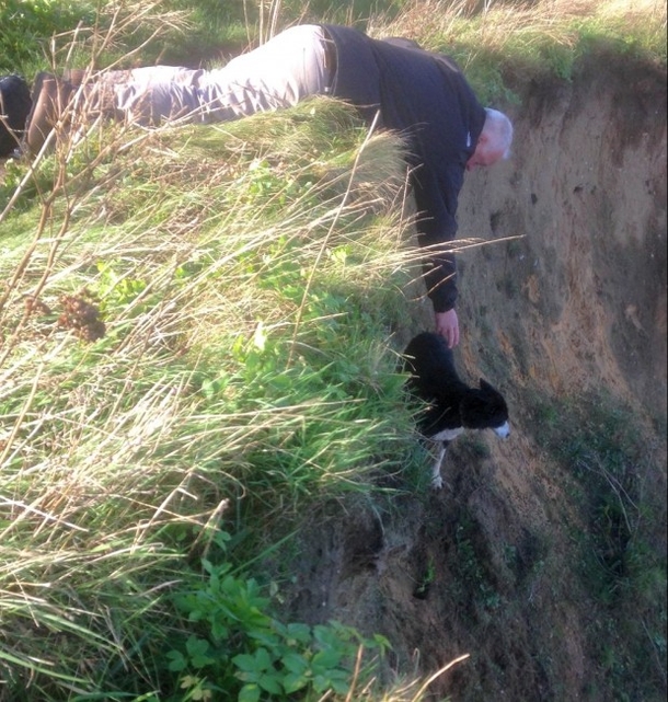 Man Peeks Over Cliff, Acts Fast When He Sees What’s Dangling Off The Edge - picture 3