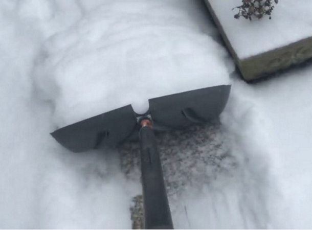 Man Removes Driveway Full Of Snow, Threw Away Shovel For A New Method Everyone Will Love - picture 2