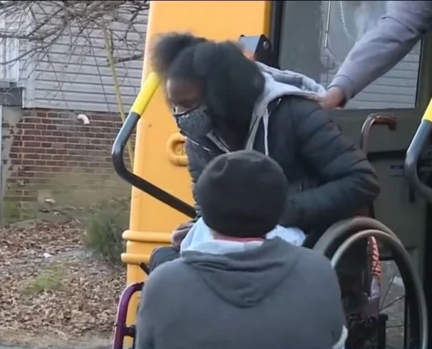 Man sees dad and daughter struggling with wheelchair so he approaches them with an offer - picture 2