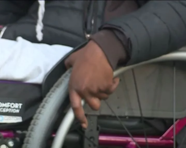 Man sees dad and daughter struggling with wheelchair so he approaches them with an offer - picture 4