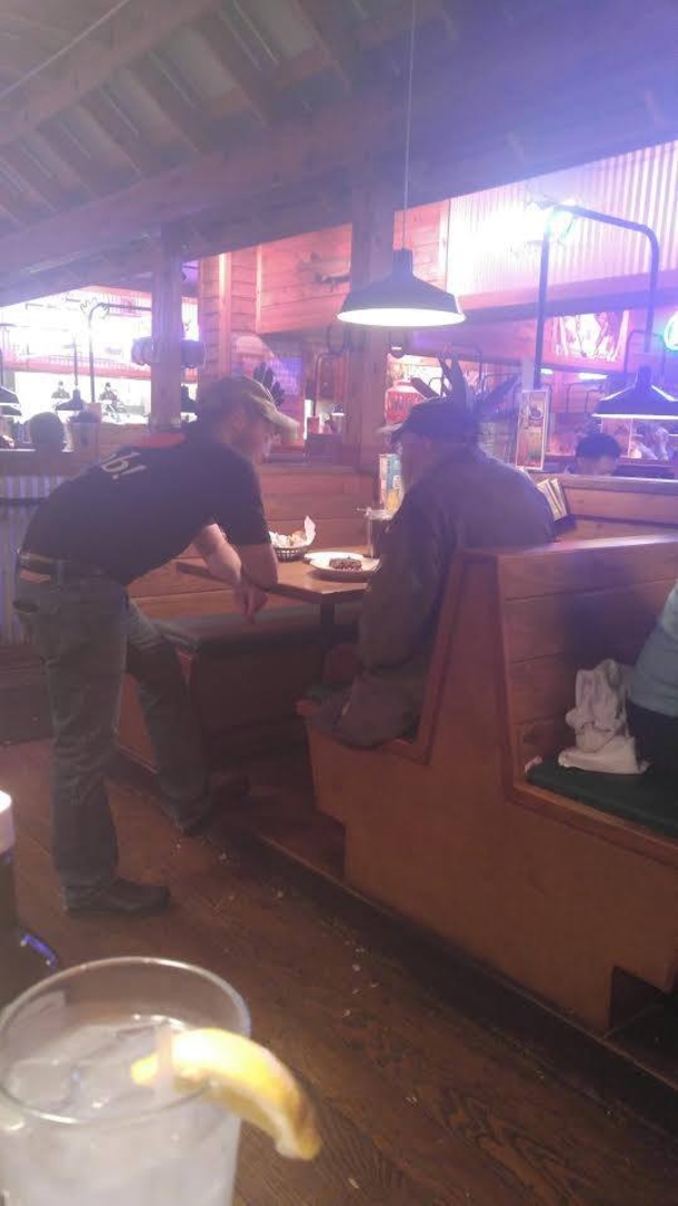 Man Sees What Vet Is   Doing At His Booth, Immediately Calls Manager Over - picture 3