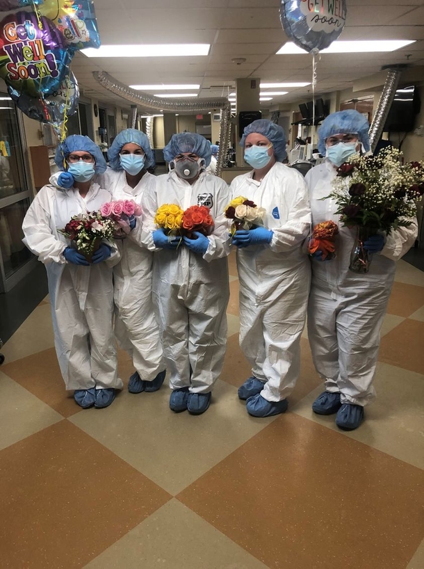 Man sends flowers to his wife every day in the hospital as she battles COVID-19, so she doesn't feel alone - picture 5