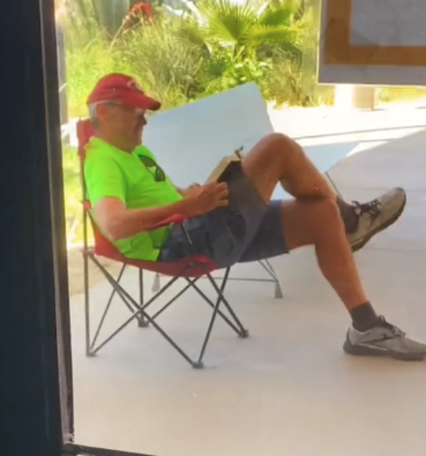 Man sits outside animal shelter for five hours just so he's able to adopt his favorite puppy - picture 3