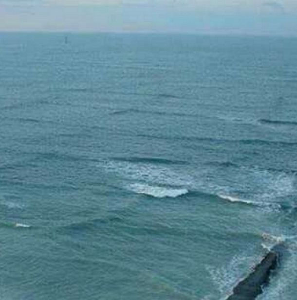 Man Takes Picture Of Strange Square Shaped Waves, Soon Realizes They're A Danger - picture 3