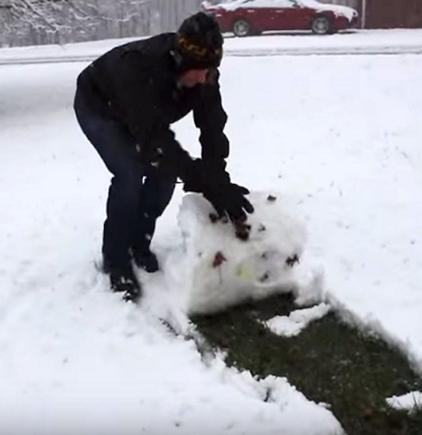 Man Throws His Red Shovel Aside. Shows Everyone An Easy Way To Get Rid Of Snow - picture 3