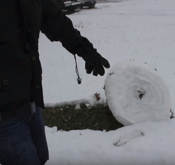 Man Throws His Red Shovel Aside. Shows Everyone An Easy Way To Get Rid Of Snow - picture 4