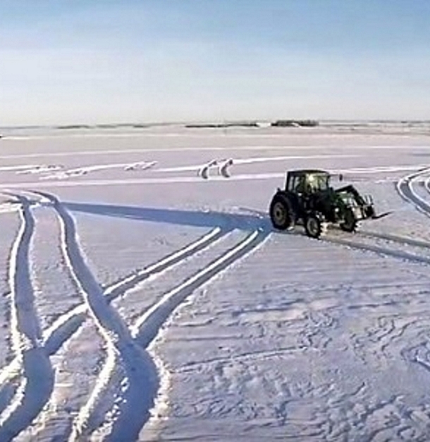 Man Uses Tractor To Make Message In The Snow, End Result Has Internet In Laughter - picture 6