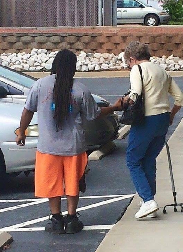 Man Walks Up To Old Lady, Onlooker Snaps Photo Of What Happens Next - picture 3