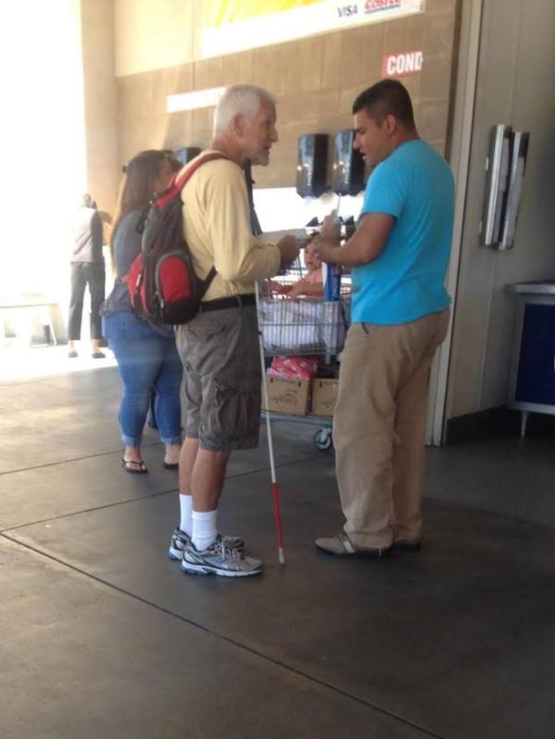 Man Wanders In Costco, Guy Jumps When He Sees What’s Clenched In His Teeth - picture 3