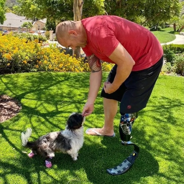 Man who lost a leg in crash befriends and adopts dog with prosthetic legs: ‘Just like me’ - picture 4