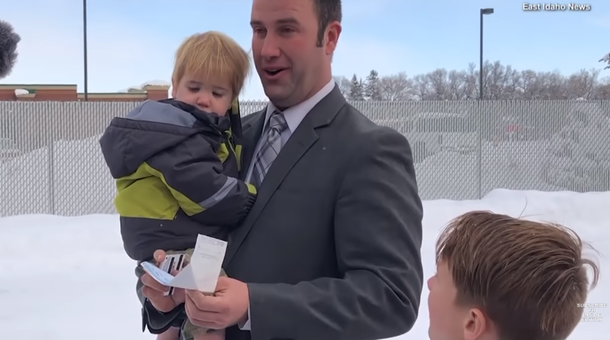Man Who Lost Wife And Works 3 Jobs To Raise 7 Kids Is In Tears When News Reporter Tells Him Christmas Came Early - picture 6