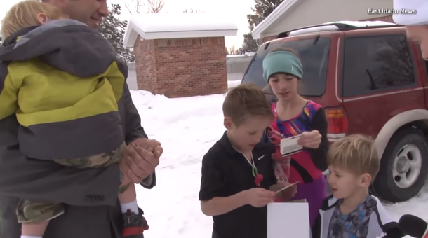 Man Who Lost Wife And Works 3 Jobs To Raise 7 Kids Is In Tears When News Reporter Tells Him Christmas Came Early - picture 8