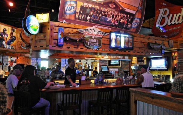 Man Who Visited Same Bar For Years Tells Server What He’s Been Hiding, Leaving Him In Tears - picture 3