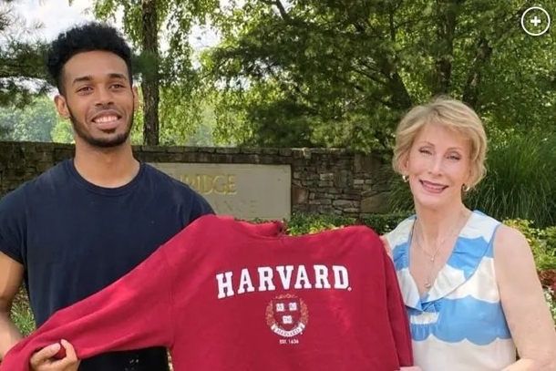Man who worked as a garbage collector to support his family is now a Harvard Law School graduate - picture 4