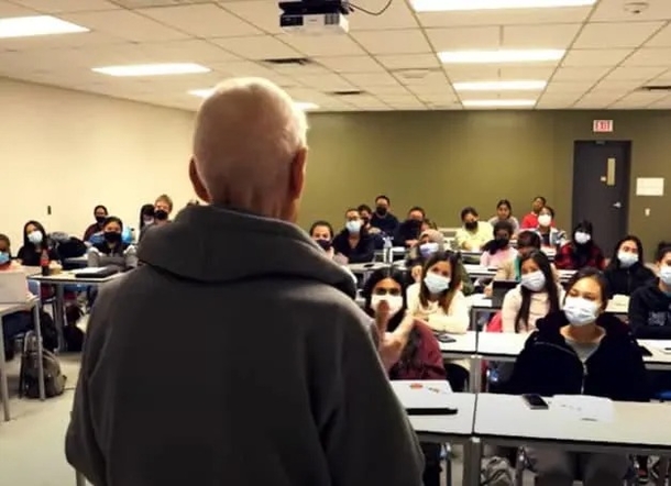 Man with Alzheimer’s fights memory loss by attending school, earns university degree in his elderly years. - picture 3