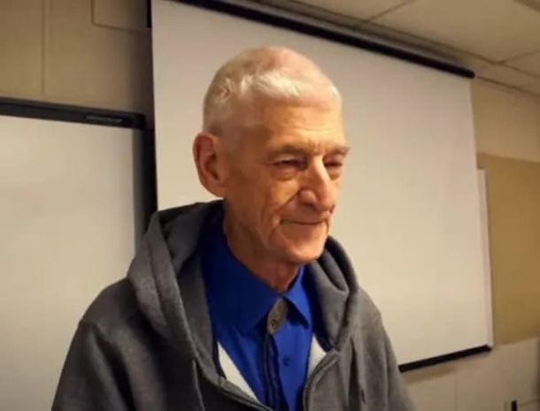 Man with Alzheimer’s fights memory loss by attending school, earns university degree in his elderly years. - picture 4