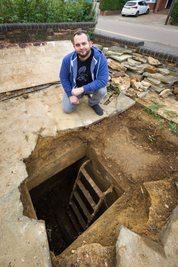 Man’s Collapsed Driveway Reveals Hole & Ladder, Shocked When He Goes Down - picture 3