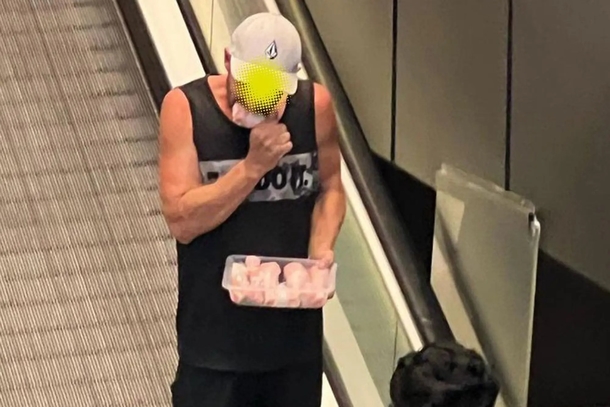 Man's Shocking Meal On Mall Escalator Raises Concerns And Disgust On The Internet - picture 2