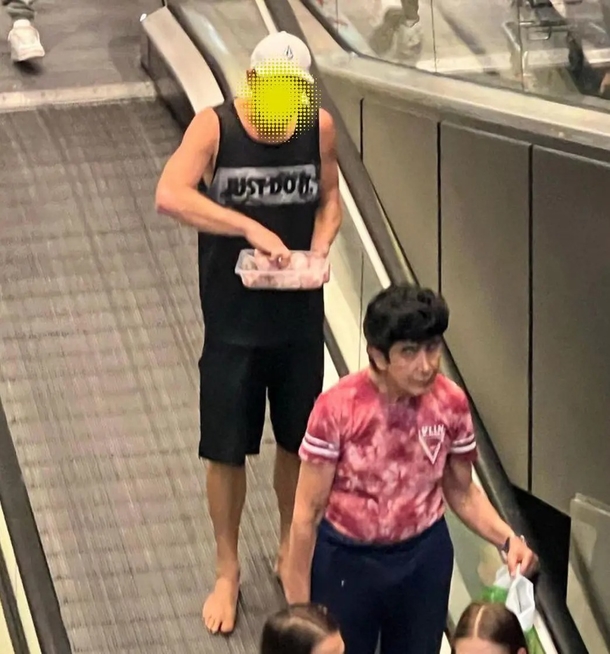 Man's Shocking Meal On Mall Escalator Raises Concerns And Disgust On The Internet - picture 3