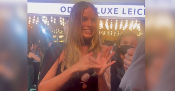 Margot Robbie Continues To Show Why She's So Amazing In Moment With Deaf Fan - picture 2
