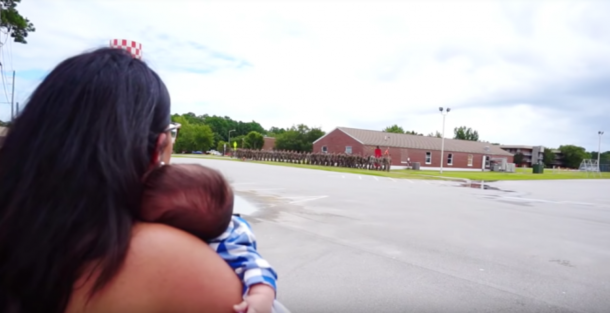 Marine Makes It Back Stateside After His Deployment, Loses It When He Sees What His Wife Is Holding - picture 2