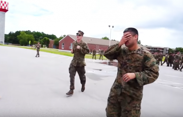 Marine Makes It Back Stateside After His Deployment, Loses It When He Sees What His Wife Is Holding - picture 3