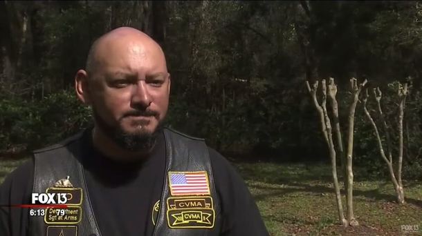 Marine passed away with no one to claim the body, suddenly 7 bikers appear and grab casket for tribute - picture 2