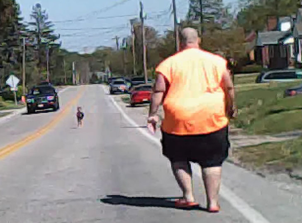 Married Couple Spot Toddler Alone In The Middle Of The Road, Walks Closer And Sees Something Is Terribly Wrong - picture 3
