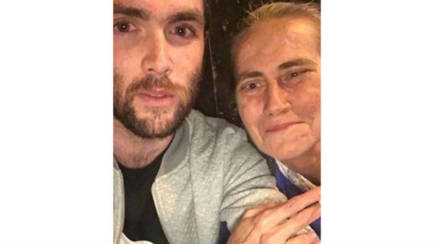 McDonald’s Won’t Give Homeless Woman Sip of Water, Then This Guy Walks Up - picture 3